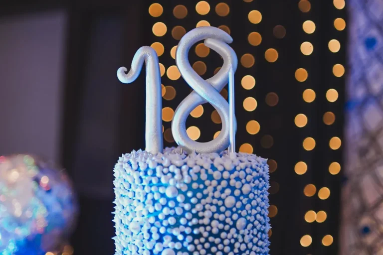 Co kupić koleżance na 18? Poznaj 10 pomysłów na prezent!