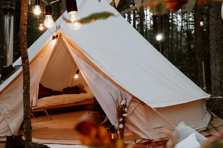 Glamping – co to jest? Luksusowy camping w nowoczesnym wydaniu