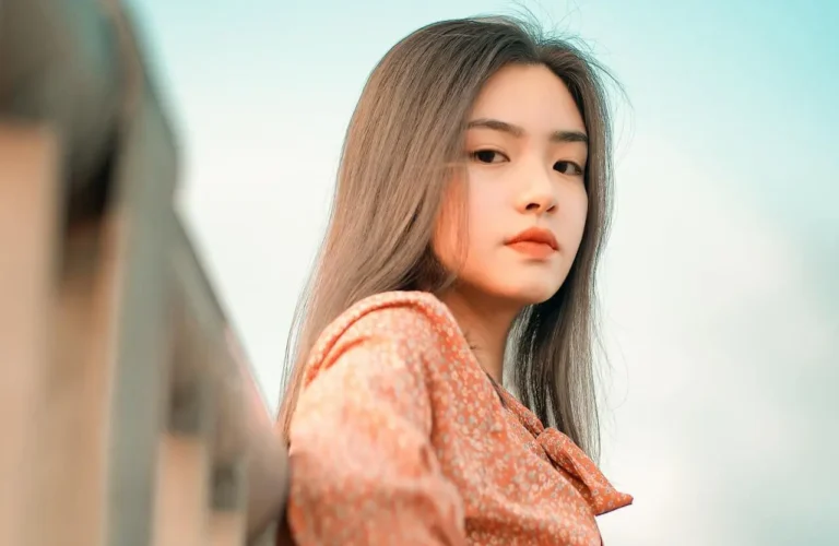 Kolor koralowy – komu pasuje? Zobacz, jak dopasować go do swojej urody!